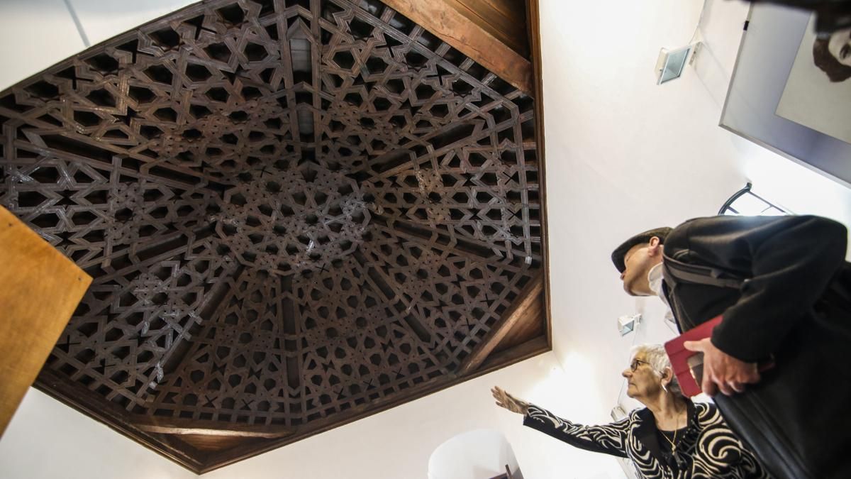 Carmina Gómez, señalando la armadura mudéjar de la Casa de la Concha