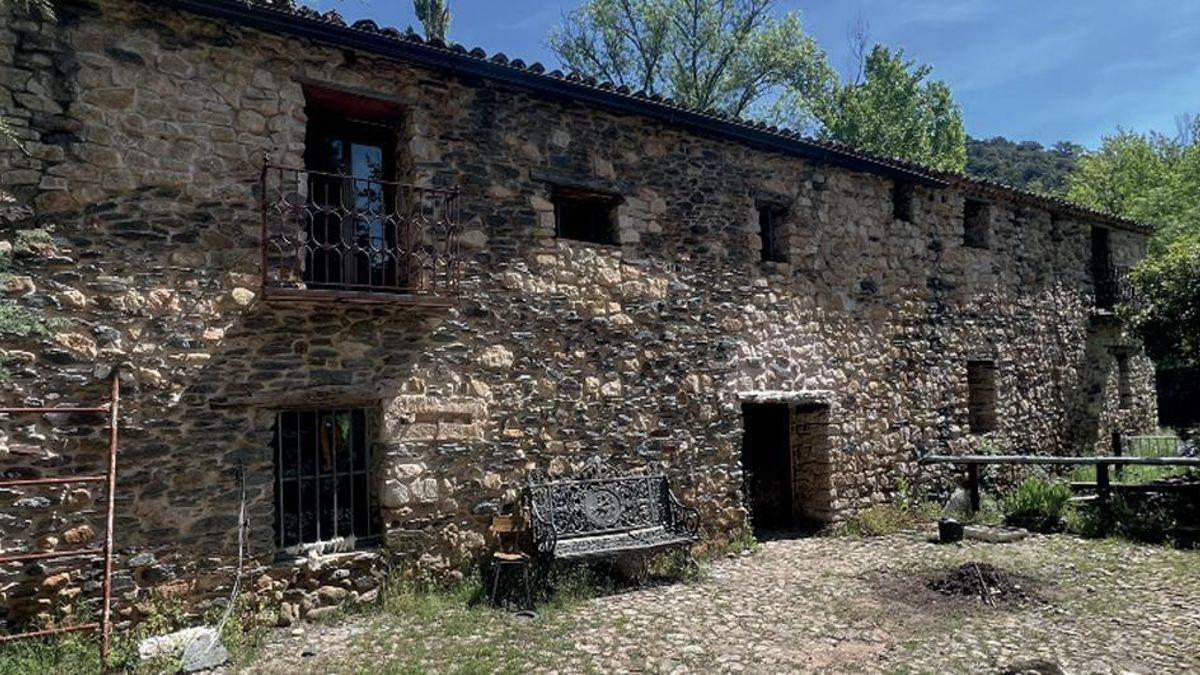 Fachada exterior del Molino de Muriel, pedanía de Tamajón