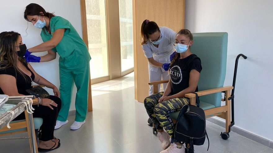 Vacunación en el punto instalado en el Centro de Día Josefina Plá de Corralejo (Fuerteventura)