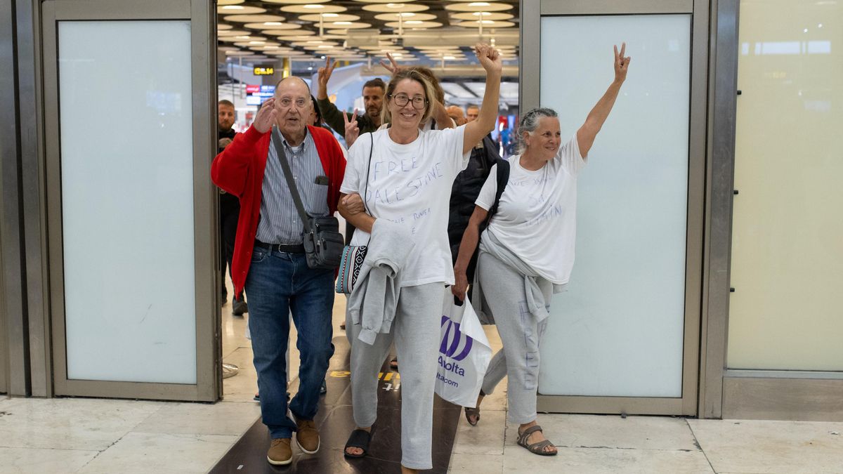 (ID) Reyes Rigo's father and the activists Reyes Rigo and Asunción Estriégana Martín, upon arrival at the Adolfo Suárez Madrid-Barajas airport