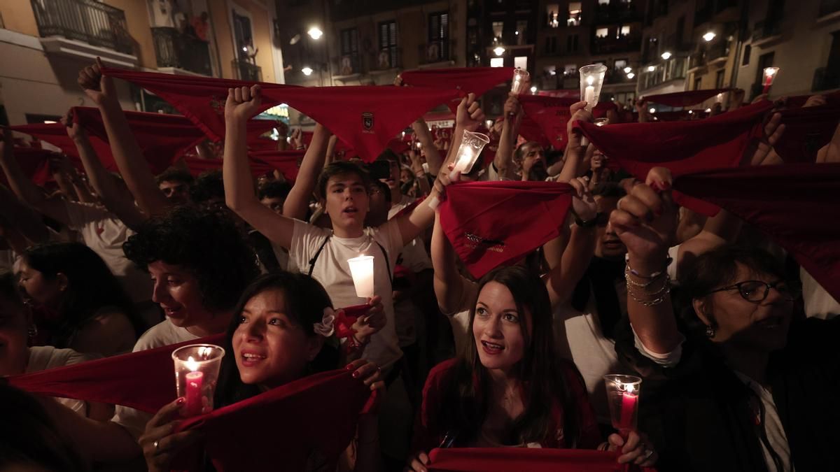 Pamplona despide los Sanfermines de 2026 con un multitudinario 'Pobre de mí'