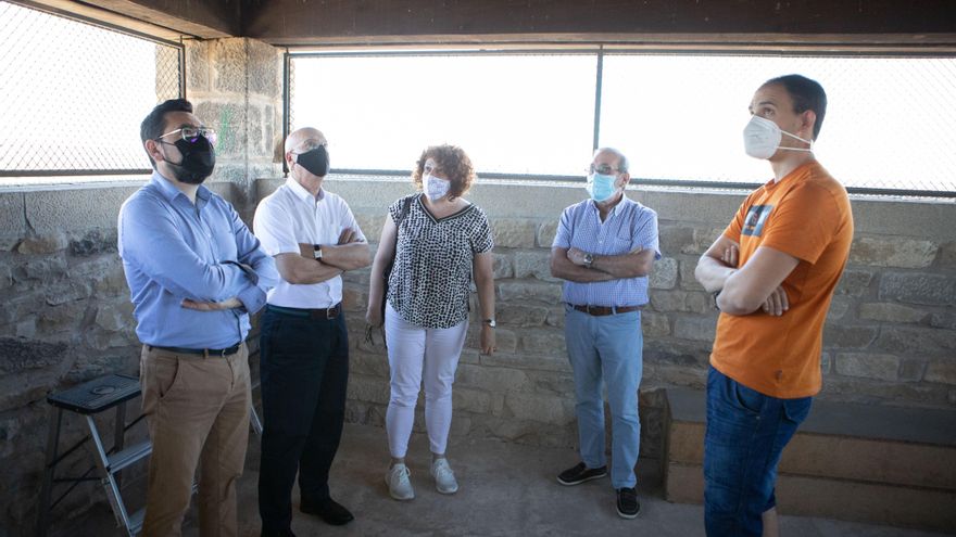 Archivo - De izda a dcha JM, Bernardo, alcaldesa Maite Garbayo, concejales Jorge Bacaicoa y Alejandro Antoñanzas en la Torre del Chapitel.