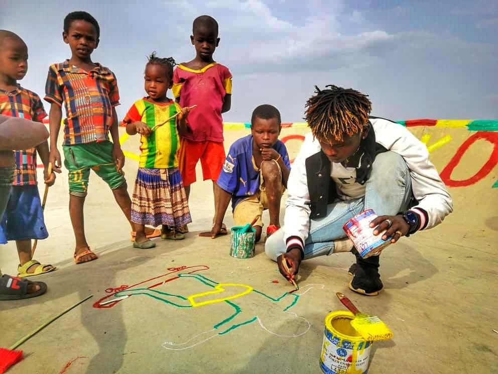 Los jóvenes de Konso se implicaron mucho en dejar listo el skatepark.