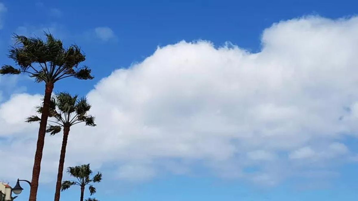 Imagen de archivo de nubes y claros en La Palma.