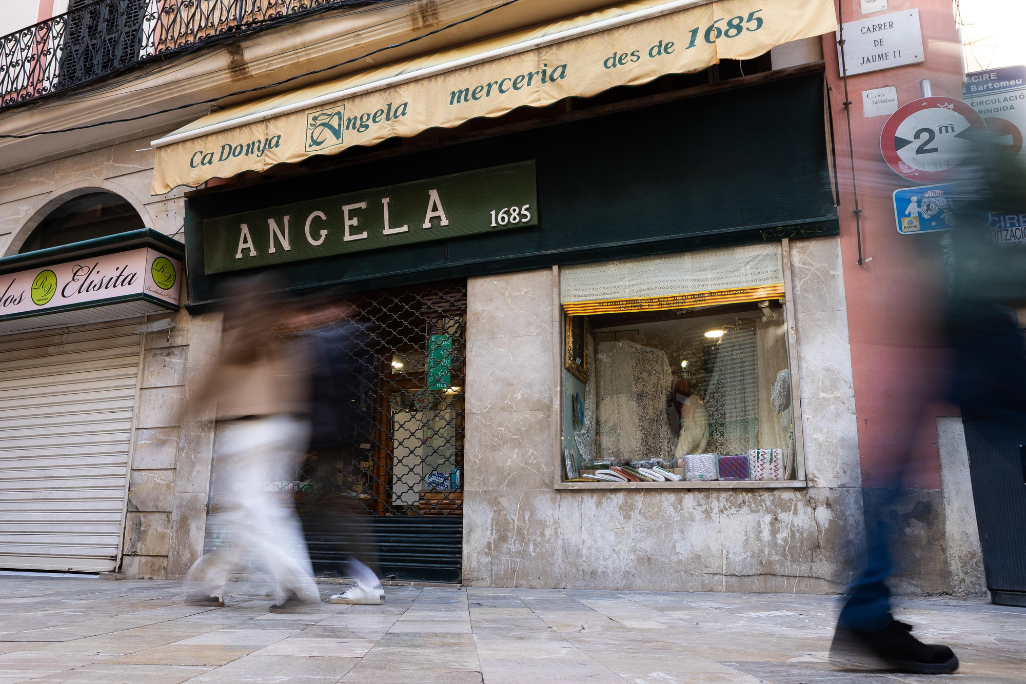 Exterior de Ca Donya Àngela, con las persianas ya bajadas