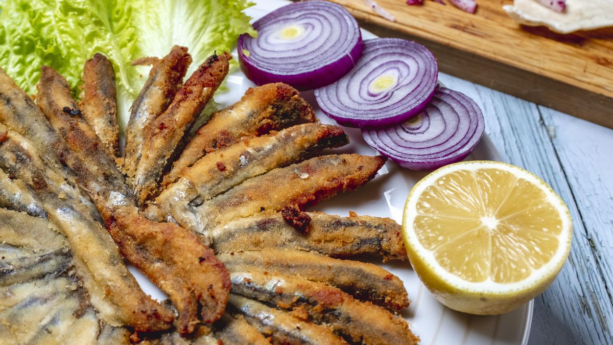 El resultado de la técnica andaluza: un rebozado dorado, extremadamente fino que respeta la frescura del pescado