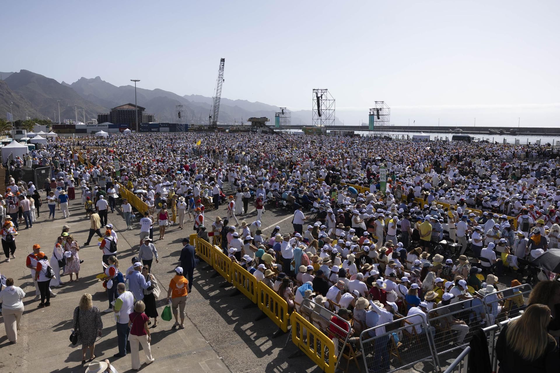 El papa León XIV celebró este viernes una misa multitudinaria en el puerto de Santa Cruz de Tenerife en su último día de viaje a España.