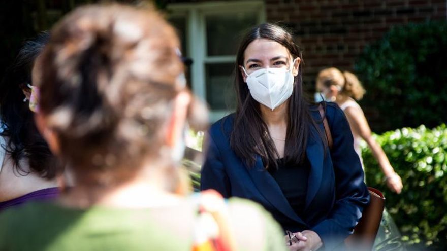 US Congresswoman Alexandria Ocasio-Cortez (C).