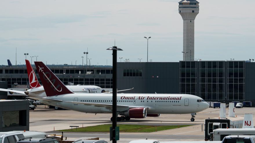 El Gobierno de Trump recibe en EE.UU. al primer grupo de refugiados sudafricanos blancos