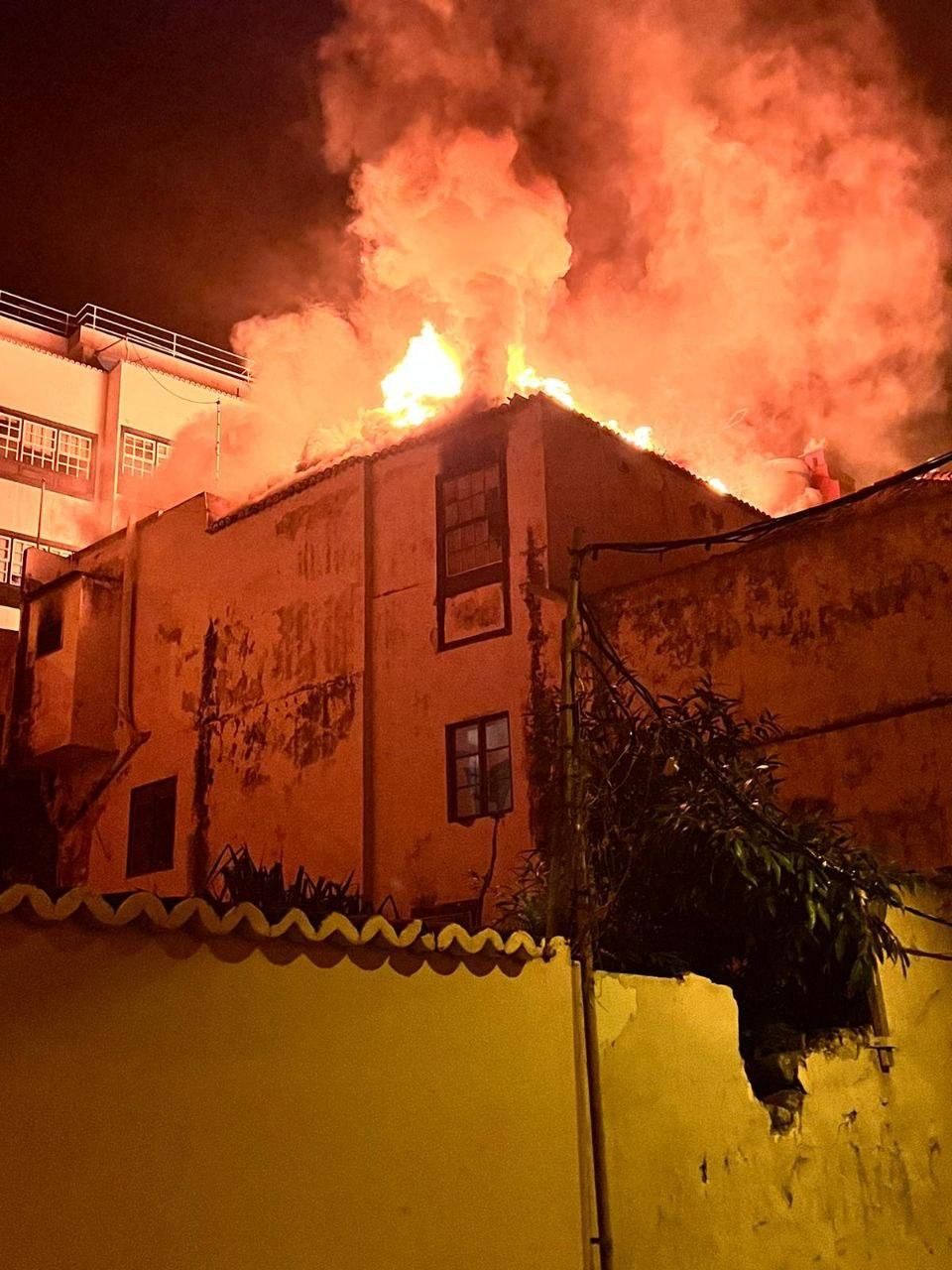 Imagen de la casa en llamas.