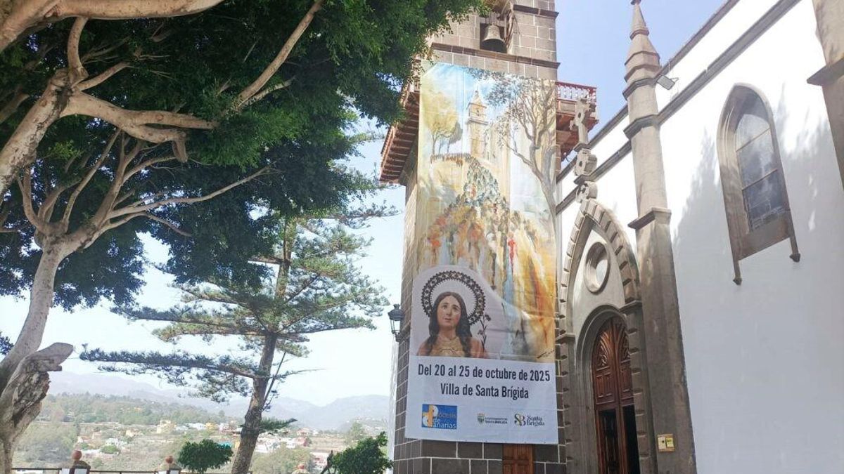 Iglesia de Santa Brígida y cartel conmemorativo de sus 500 años como Parroquia.