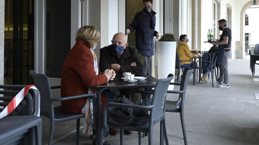 Dos personas en la terraza de un restaurante, en A Coruña, Galicia (España), a 19 de marzo de 2021.