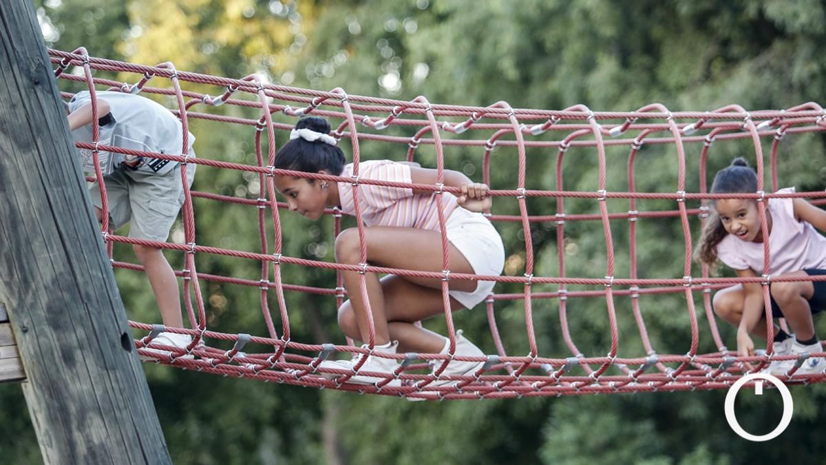 Niños saharauis del programa 'Vacaciones en paz' visitan la Ciudad de los Niños.
