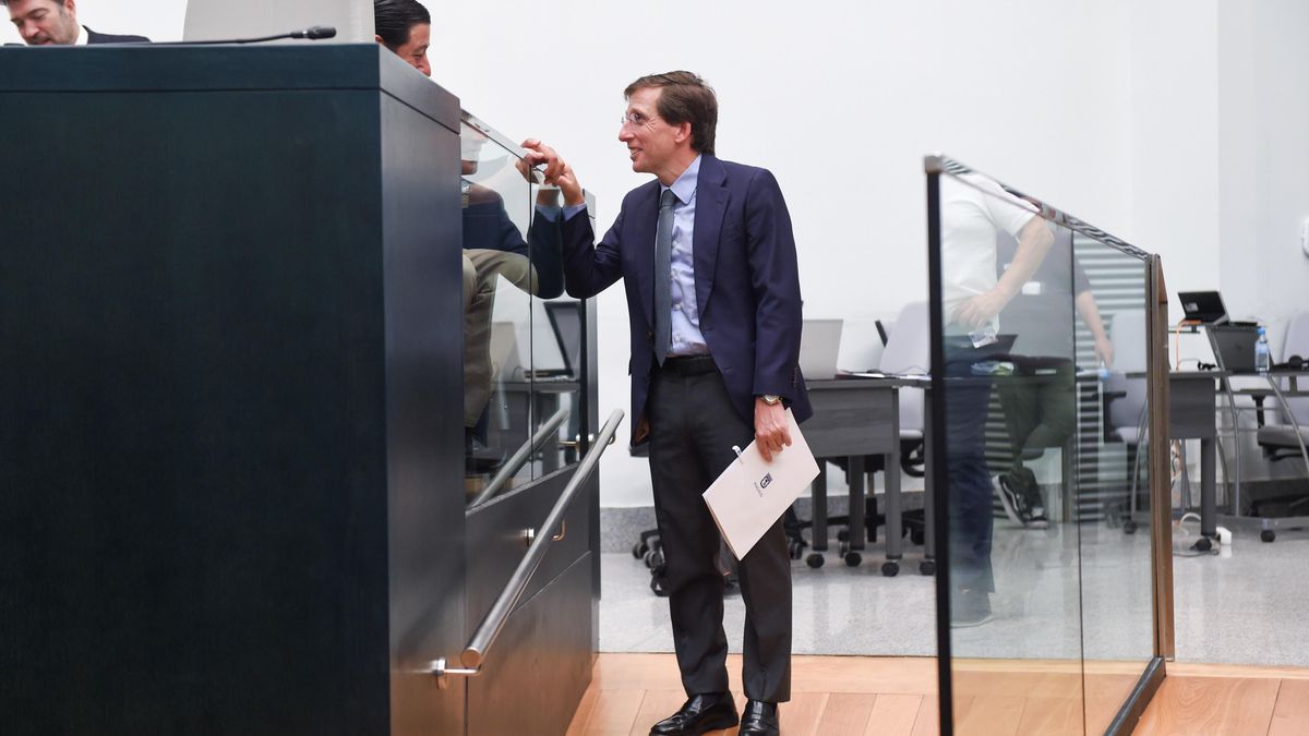 El alcalde de Madrid, José Luis Martínez-Almeida, durante un pleno del Ayuntamiento de Madrid