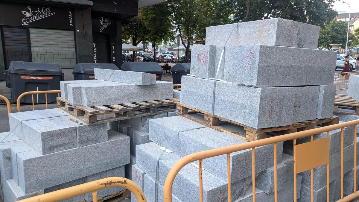 Material de obra apilado en una de las calles que conecta con la Oca, en Carabanchel