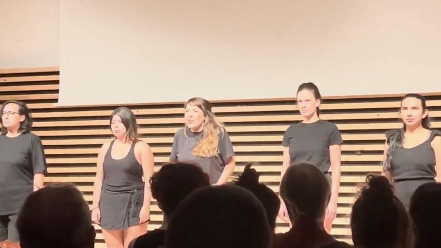 Indignación por una escena de teatro que se burla del catalán en un acto del Ayuntamiento de Barcelona