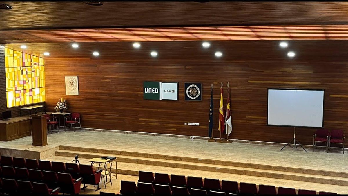 La UNED de Albacete distingue a la catedrática Ascensión Palomares tras más de 50 años vinculada al centro
