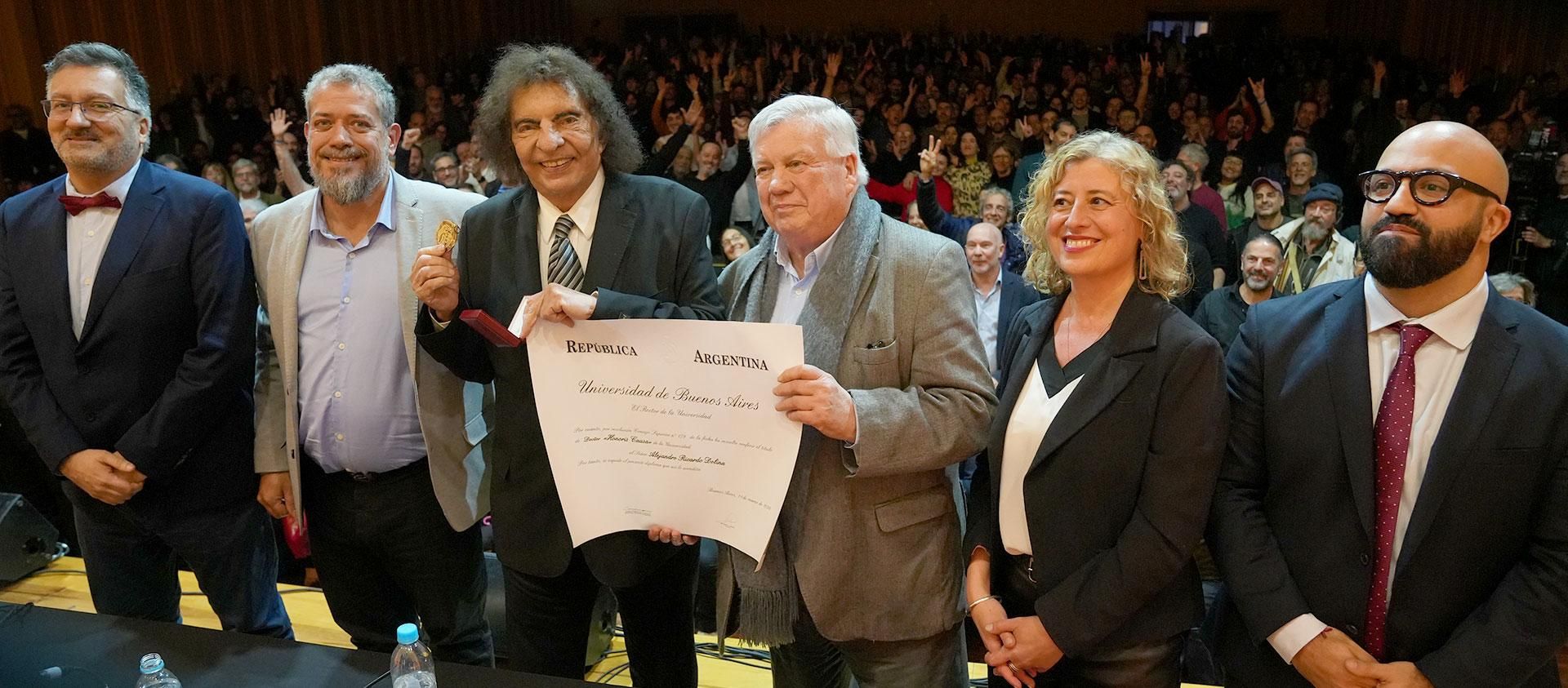 Alejandro Dolina recibió el doctorado honoris causa de la Universidad de Buenos Aires, la máxima distinción honorífica que otorga la institución a personalidades de distintas disciplinas, en reconocimiento a su trayectoria intelectual y artística y a su aporte a la cultura argentina.