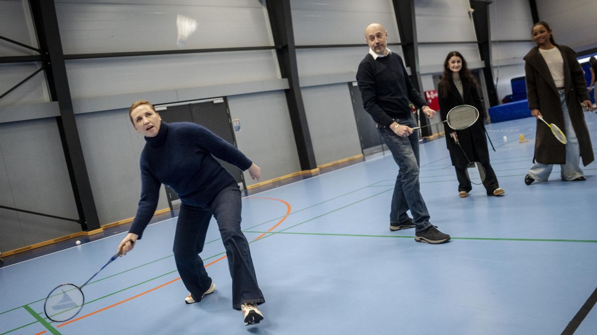 La primera ministra danesa y candidata socialdemócrata a la reelección, Mette Frederiksen, juega al bádminton en un acto de campaña.