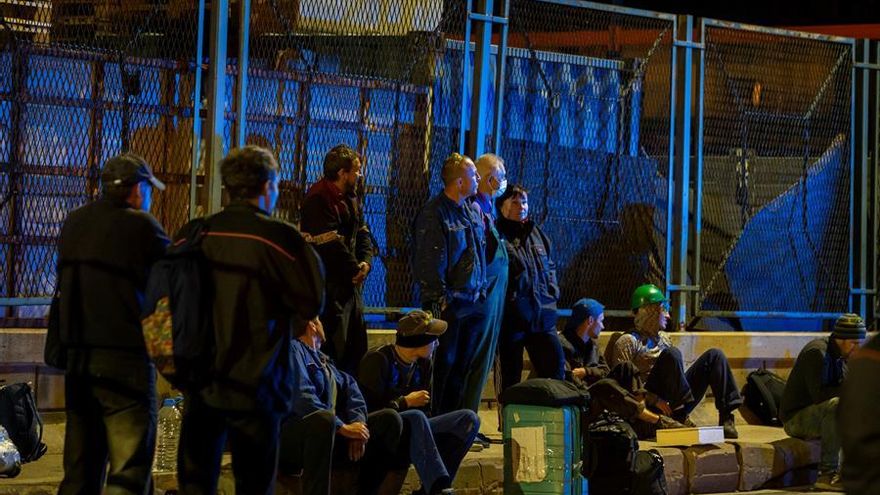 Miembros de la tripulación del pesquero incendiado en el Puerto de La Luz aguardan noticias de sus compañeros desaparecidos. EFE/Quique Curbelo