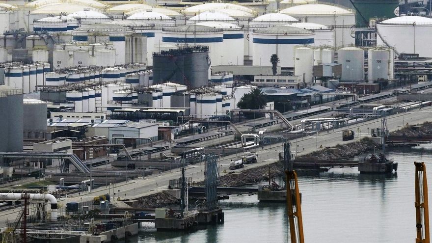 Un muerto y un herido crítico al explotar un tanque que soldaban en el Puerto de Barcelona