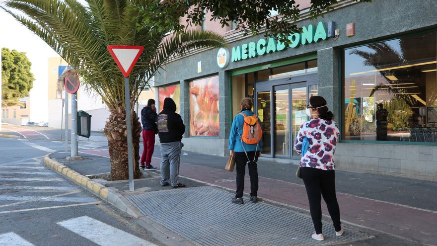 Colas para comprar en un supermercado de Gran Canaria durante el confinamiento