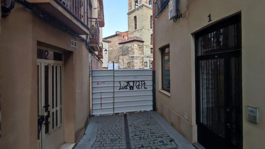 El Ayuntamiento pide a la iglesia liberar la calle que ha tenido ocupada durante cuatro años en León, parte sin permiso