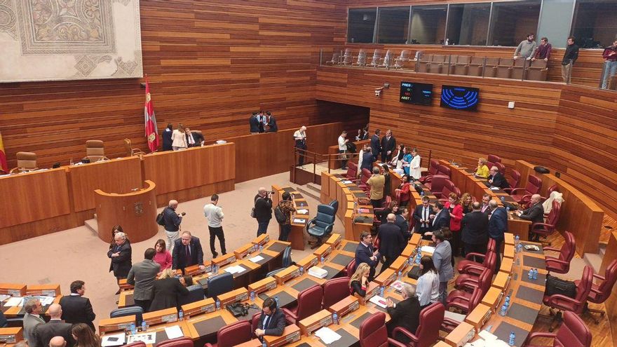 El enredo en las Cortes de Castilla y León tras la votación errónea: PP y Vox hacen renunciar a 220 euros solo a sus parlamentarios sin dedicación exclusiva