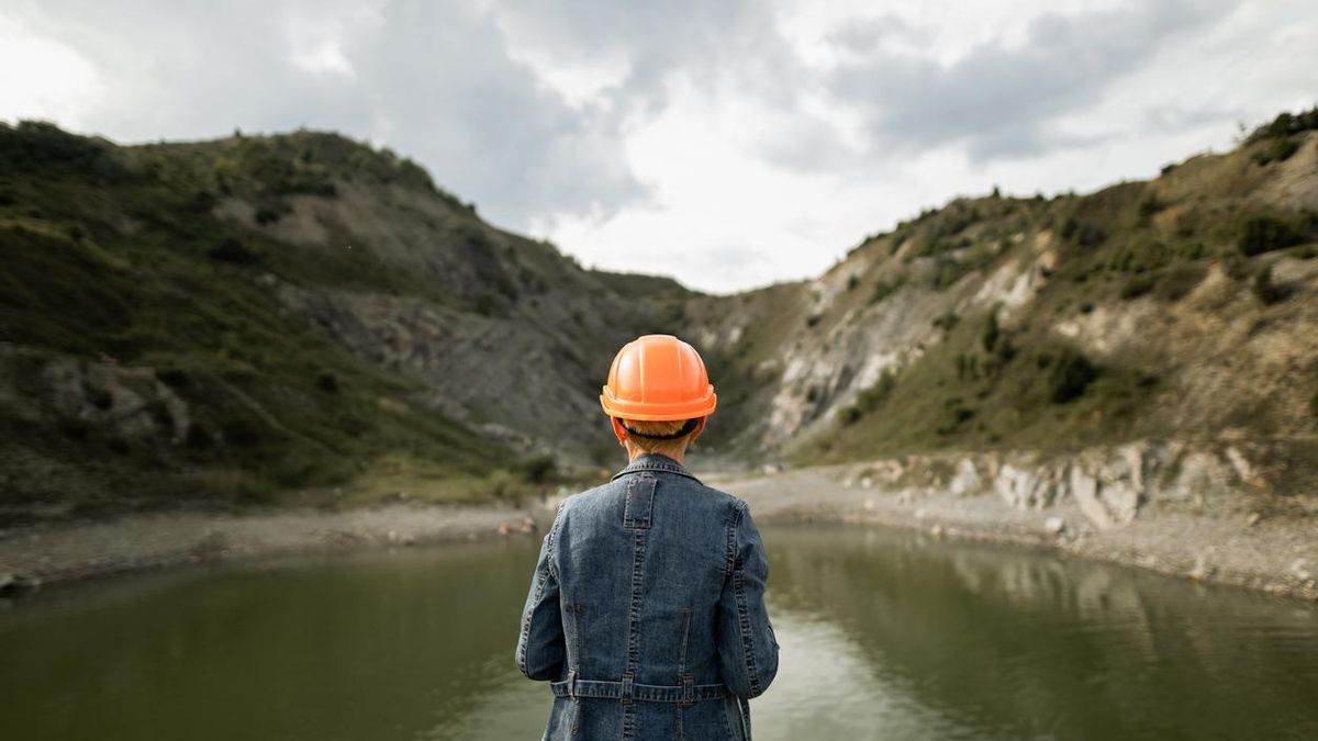 Una trabajadora medioambiental supervisa el agua de un lago.