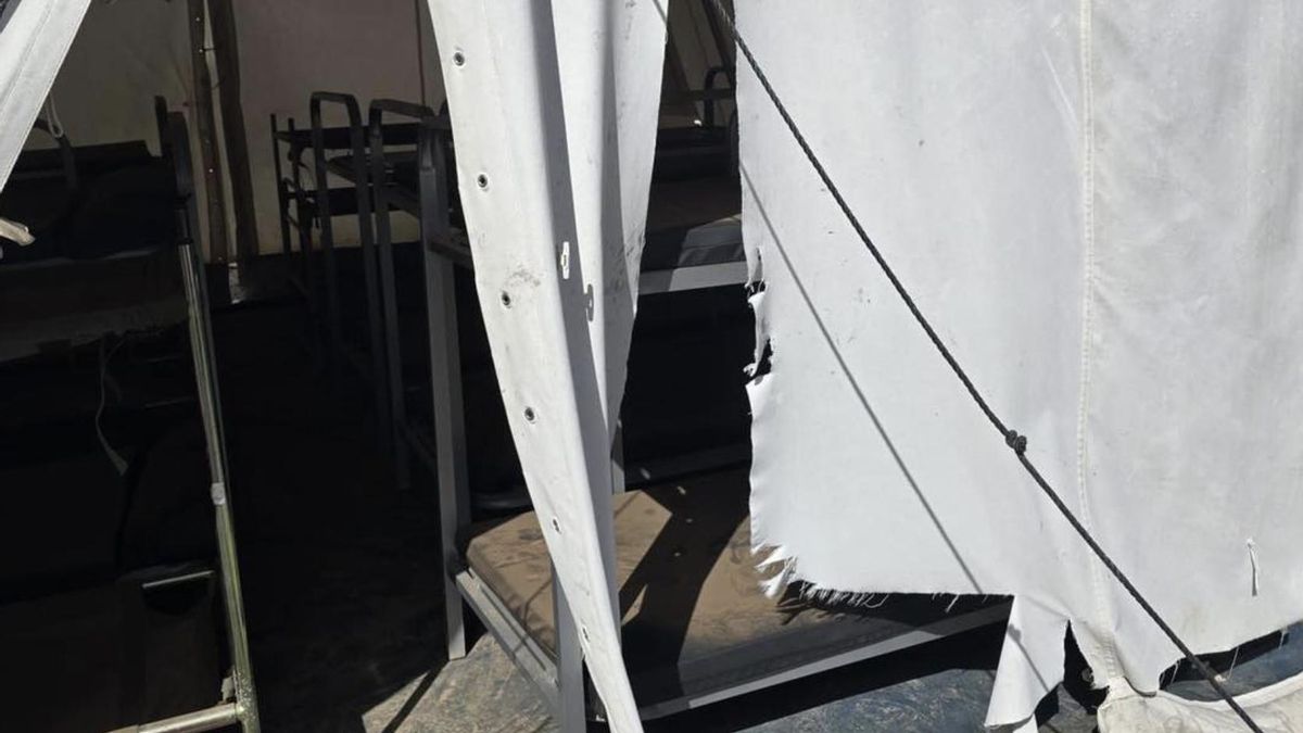 Una carpa rota del CATE de Arrecife