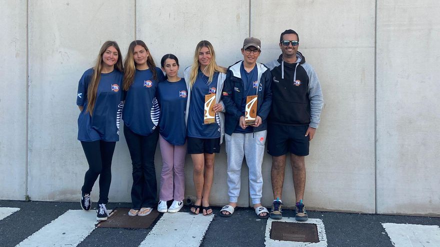 Gabriela Barreto e Izan Gómez, en el podio del Campeonato de Canarias ILCA4