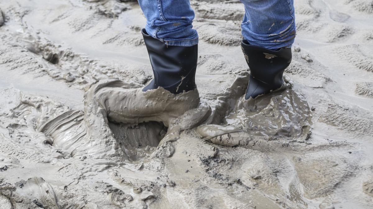 Vecinos de la parcelación de Las Cigüeñas, Montón de la Tierra limpian el barro de sus viviendas