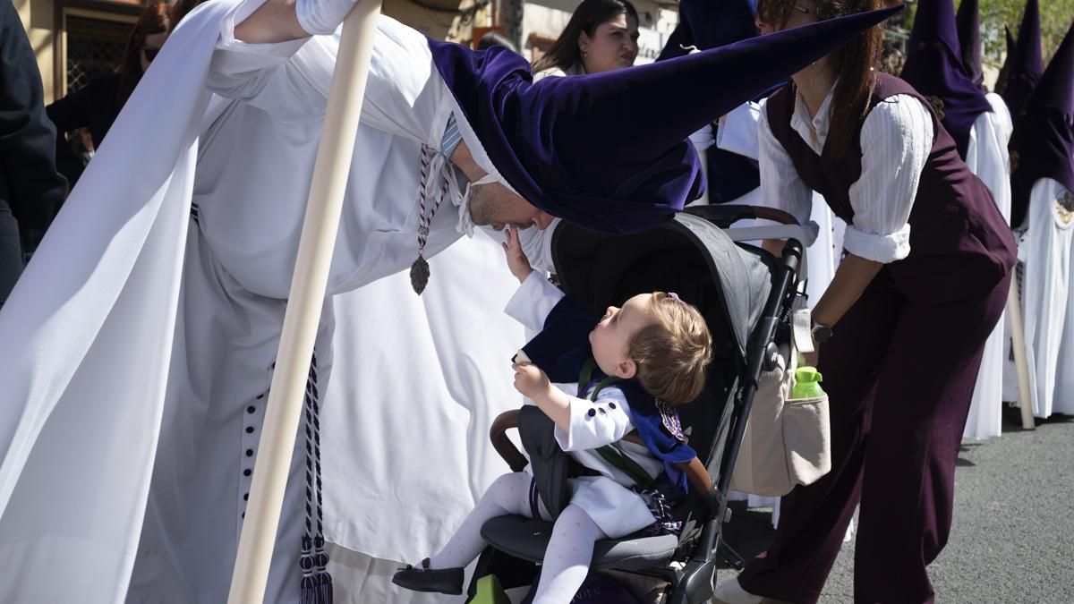 Nazareno de San Roque entreteniendo a su hijita