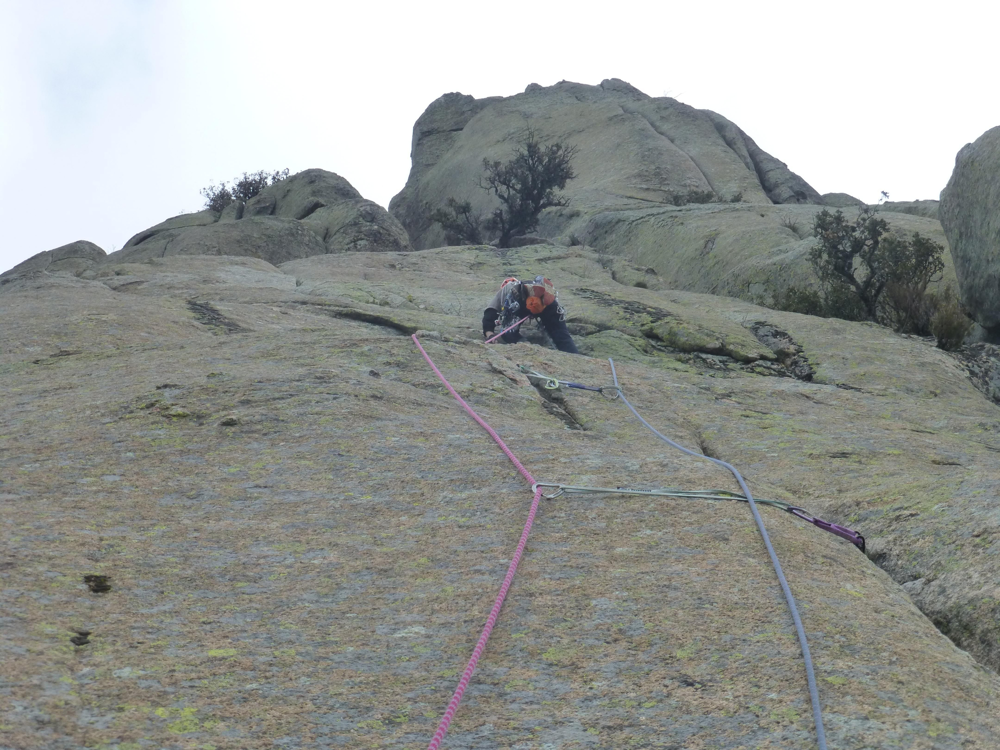 Segundo largo de la ‘Sur-Moraleda’ a El Pajarito. Soberbia a la par que fácil tirada, que exigirá gestionar muy bien los seguros.