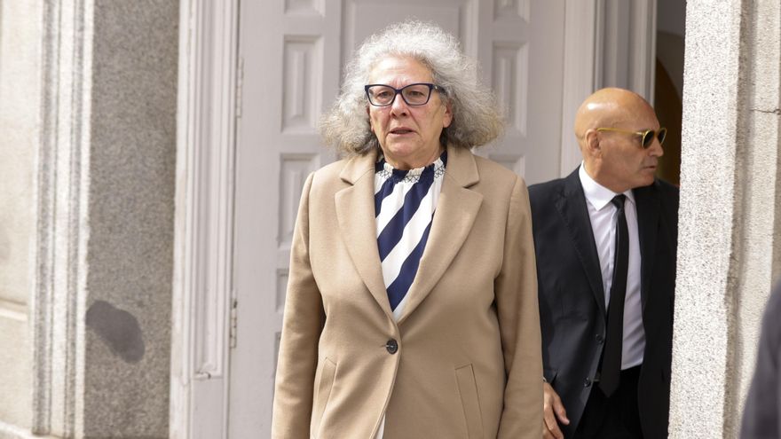 Imagen de archivo (25/02/2025) Carmen Pano, la empresaria que aseguró haber entregado hasta 90.000 euros en el sede del PSOE en Ferraz, a su salida del Tribunal Supremo. EFE/ Blanca Millez