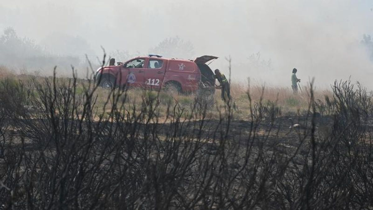 Trabajadores de Emergencias en una zona arrasada por el incendio forestal de Murias de Ponjos.