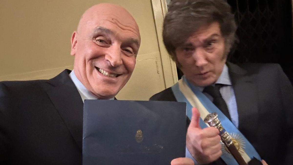 José Luis Espert muestra con orgullo la carpeta con el discurso donado por Javier Milei en la apertura del año legislativo, el 1 de marzo de 2025