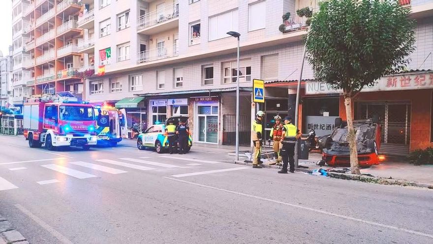 Un herido leve tras chocar con su coche contra un árbol y volcar sobre la acera de una calle de Castro