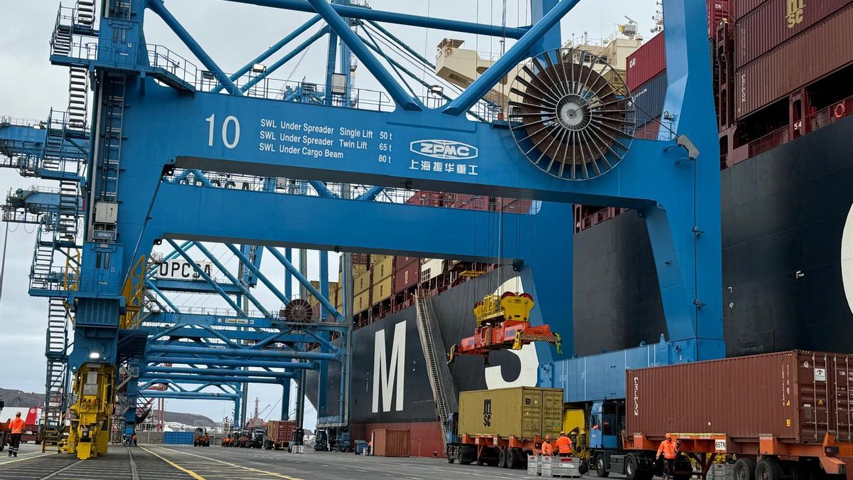 Descarga de mercancía del MSC Nueva York.