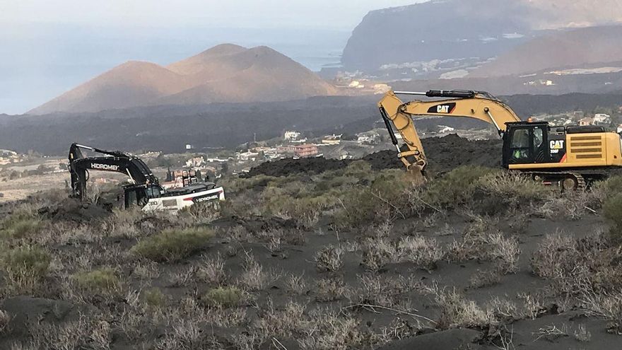 Imagen de archivo de dos retroexcavadorasen las obras de emergencia para establecer una vía rápida y de mayor capacidad que conecte la zona de Puerto Naos y Las Manchas de Abajo con la LP-213.