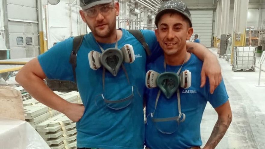 Mario Álvarez y Alberto López en la fábrica de LM en Ponferrada (León)