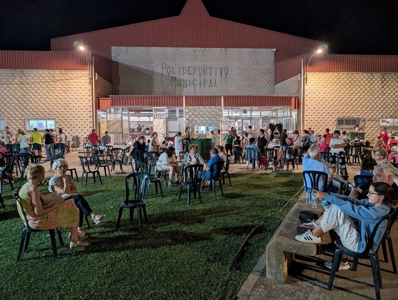 La gente que hace noche en el polideportivo de La Bañeza