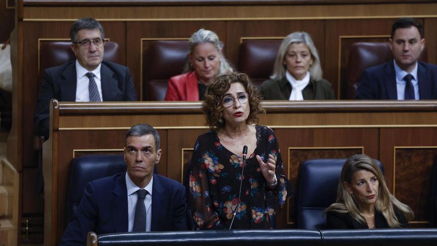 Pedro Sánchez y María Jesús Montero, en el Congreso