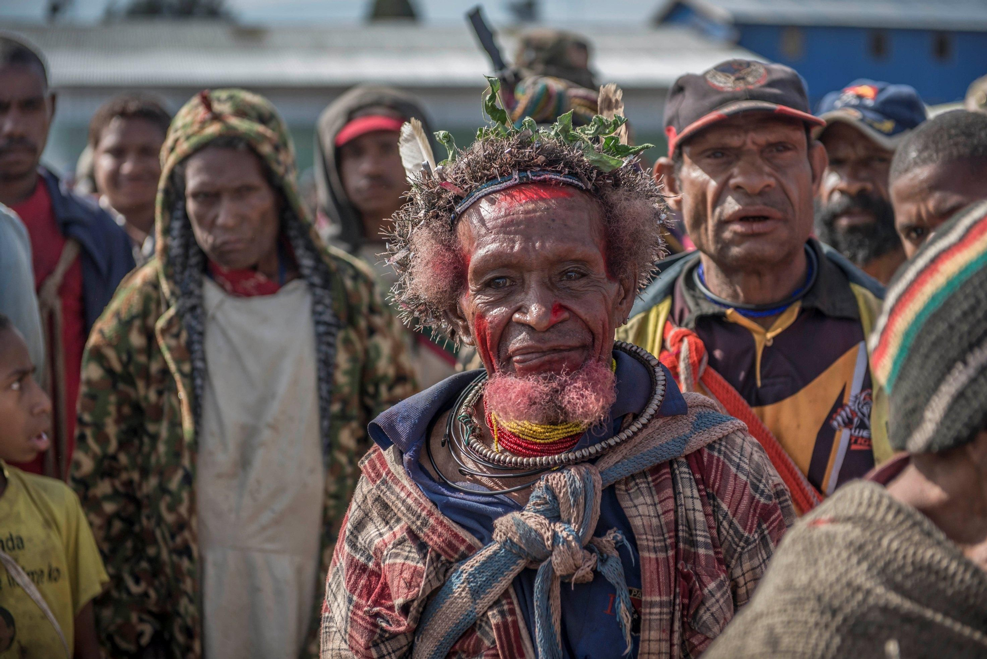La violencia tiene raíces profundas que no son fáciles de abordar. La cultura melanesia tiene un fuerte componente patriarcal. Habitantes de las tierras altas de Papúa Nueva Guinea en el mercado de Tari. Fotografía: Yann Libessart/MSF