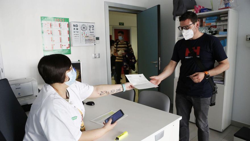 Vacunación en el centro de salud de La Almozara (Zaragoza)