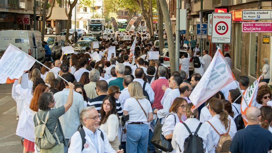 Los médicos de Castilla-La Mancha se echan a la calle para exigir un estatuto marco y condiciones laborales "justas"