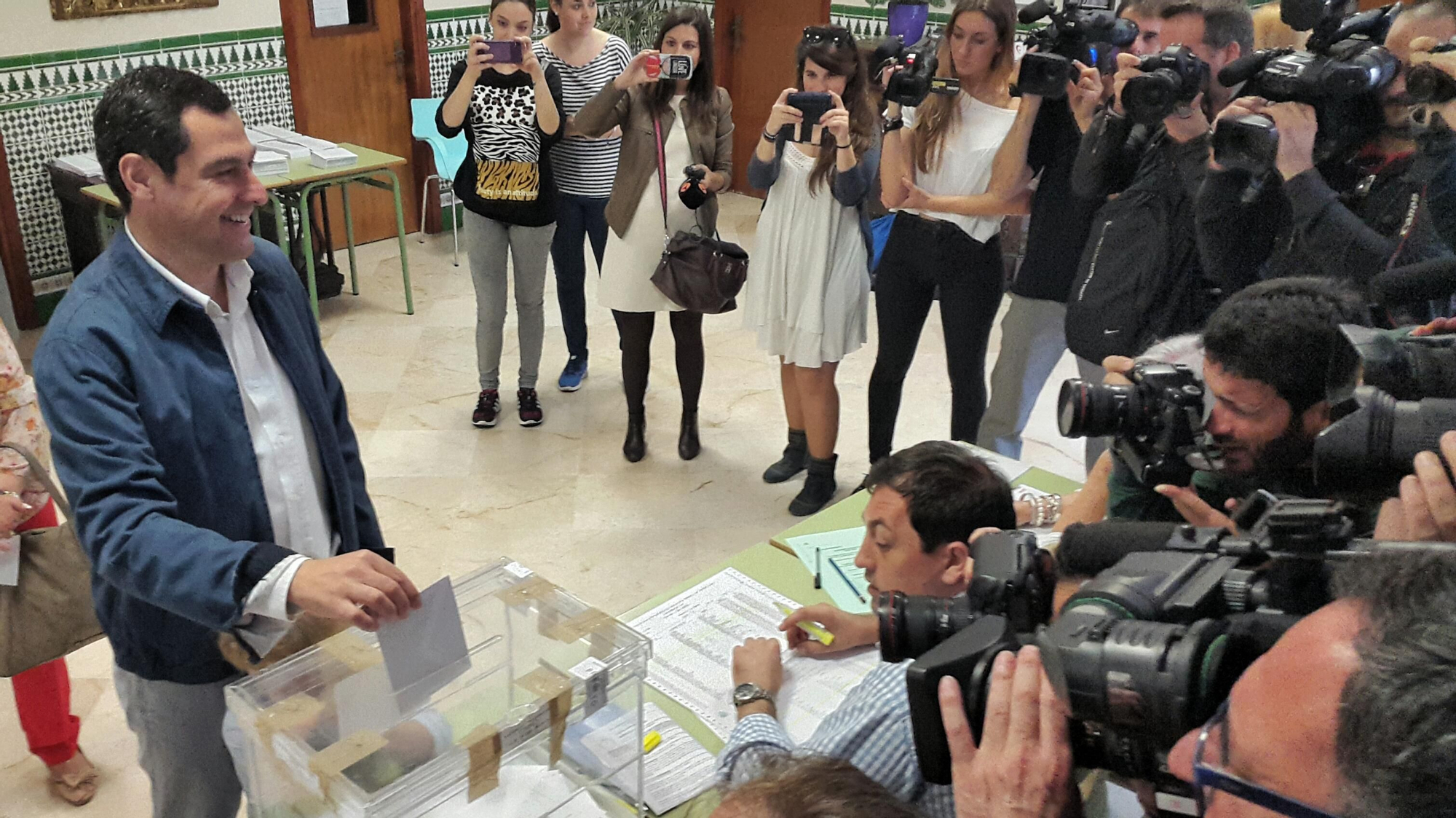 Juan Manuel Moreno vota en Málaga a las municipales