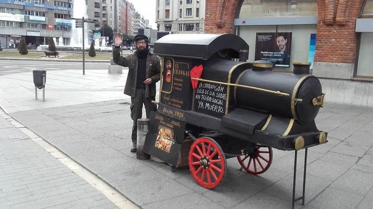 Una foto en 2017 del peculiar tren de castañas asadas de Ángel González.