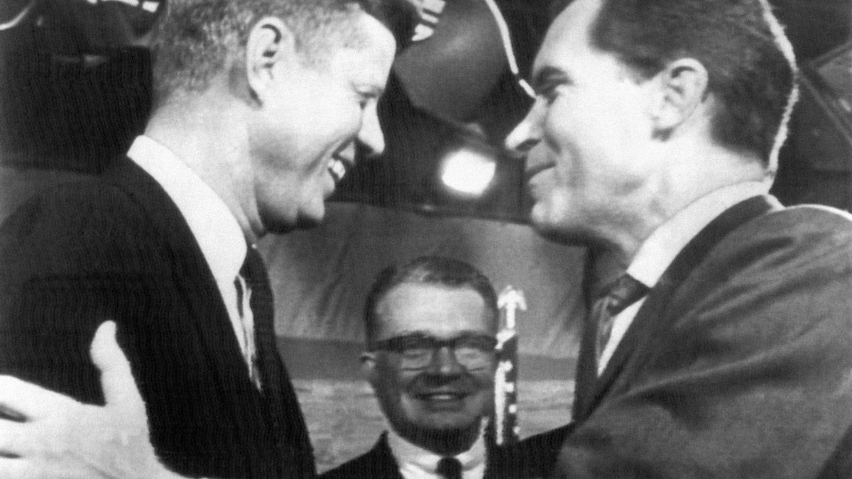 John F. Kennedy y Richard Nixon en los estudios de la emisora de televisión NBC tras el debate electoral.