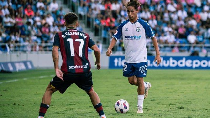 Jesús Belza, "muy contento" con su primera titularidad en el CD Tenerife